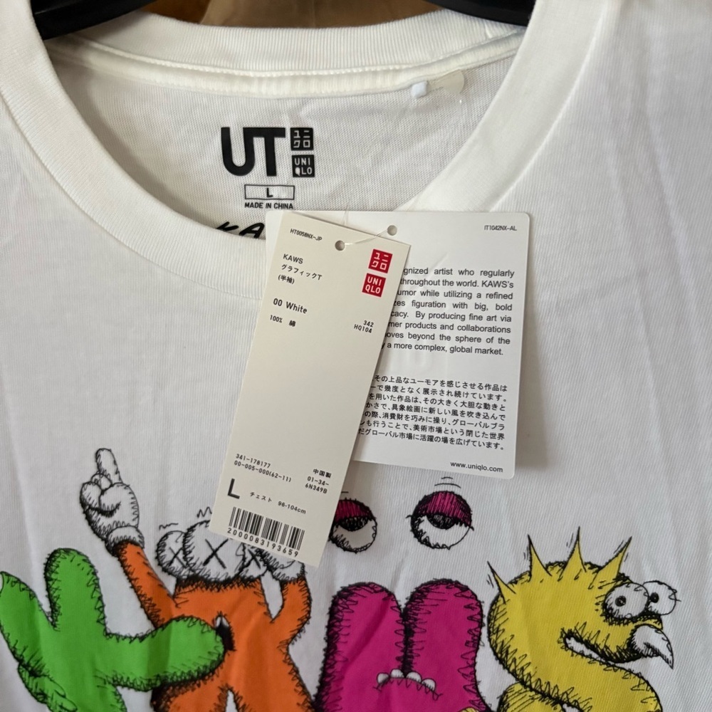 NEW KAWS x UNIQLO 2016 sz L LOGO White Tee Short Sleeve Tshirt - Picture 3 of 14